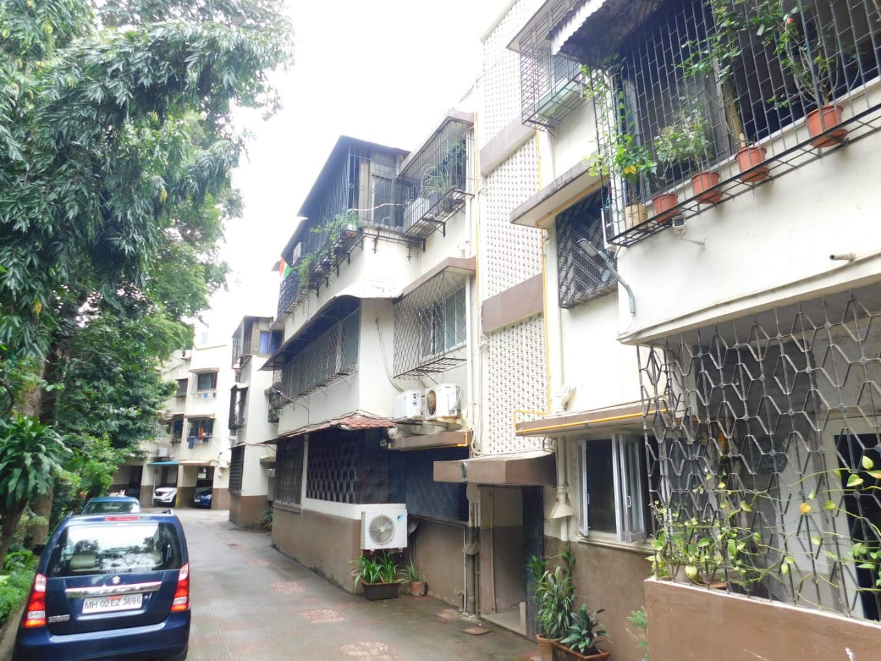 2 BHK Semi Furnished in Starsway Society , Juhu